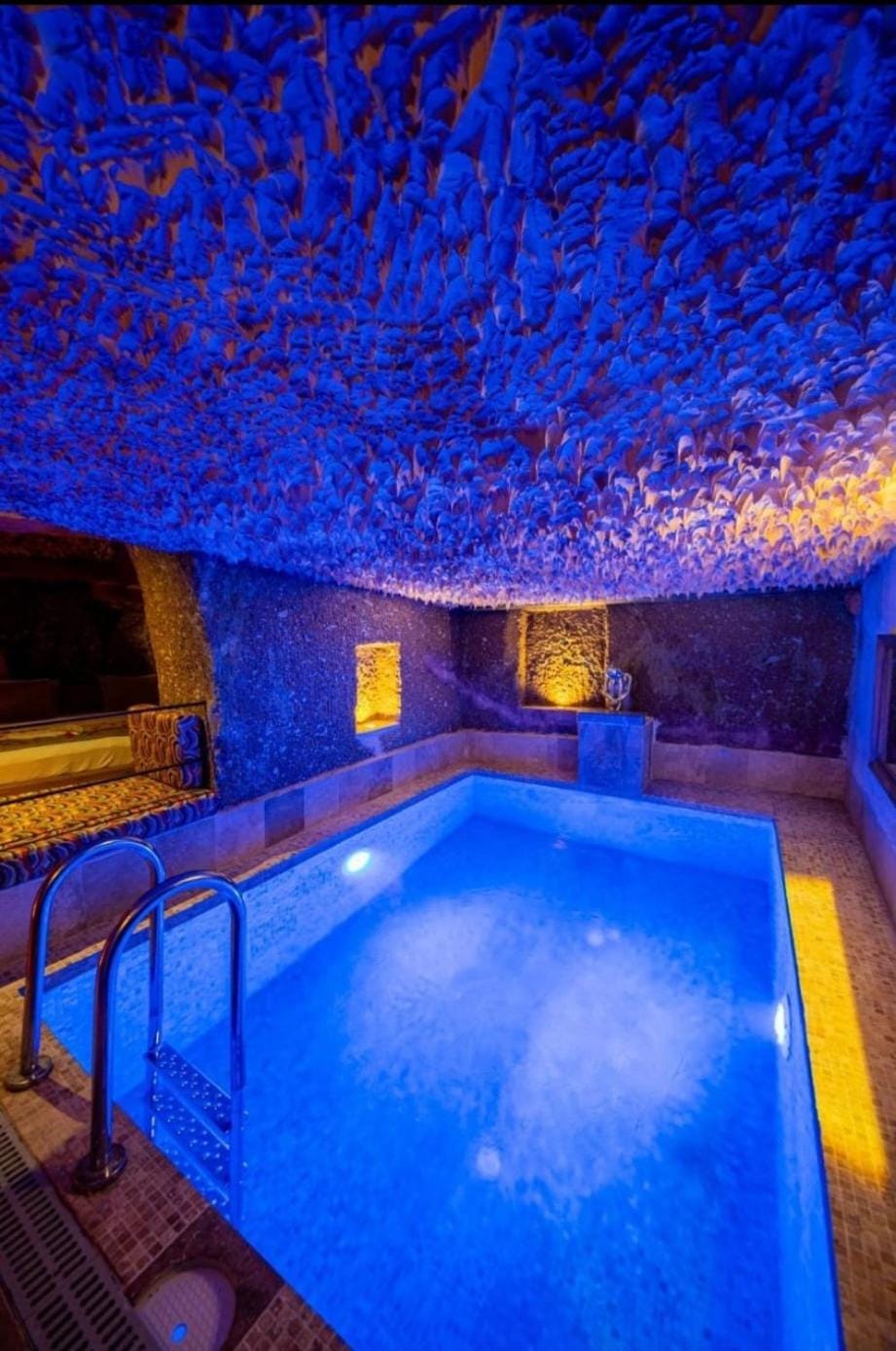 Pool view, Swimming pool, towels