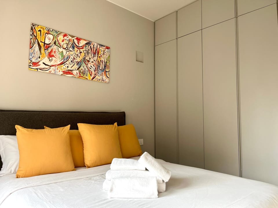 Bed, Photo of the whole room, Bedroom, towels