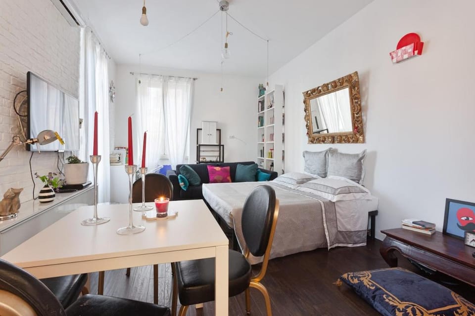 Bed, TV and multimedia, Living room, Photo of the whole room, Seating area, Dining area, Bedroom