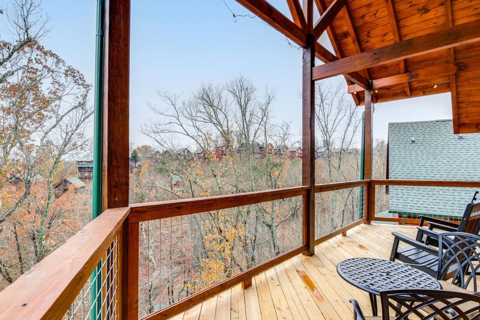 Hot Tub and Spectacular Views Sevierville Cabin Cabin in Sevierville