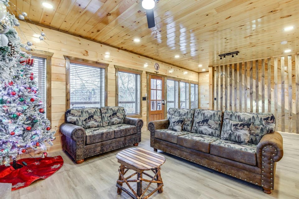 Hot Tub and Spectacular Views Sevierville Cabin Cabin in Sevierville