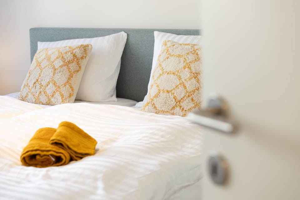 Bed, towels