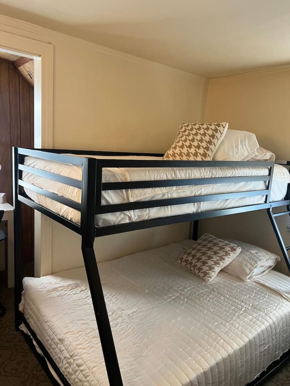 Cozy Gem King Bunk Beds Near Major Highways Sleep6 House in Lake Erie