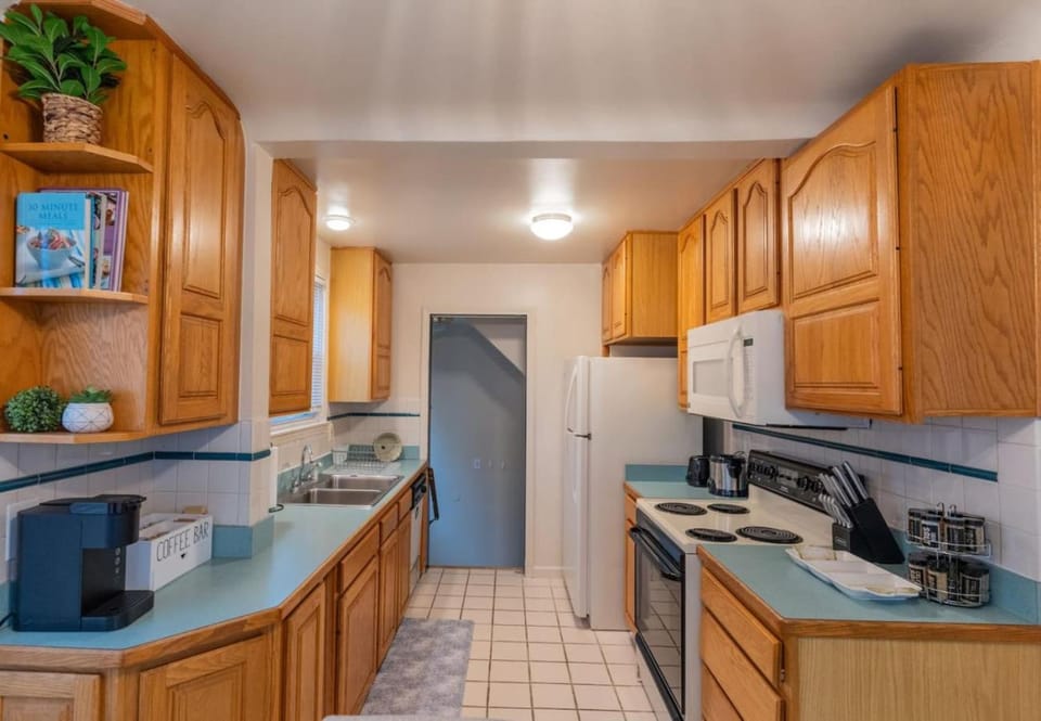 4 Bedroom 2 and a half bath that Sleeps 8 Near it all Ford Telegraph House in Dearborn Heights