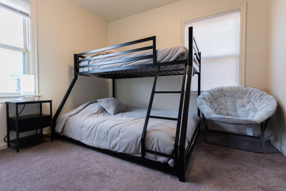 4 Bedroom 2 and a half bath that Sleeps 8 Near it all Ford Telegraph House in Dearborn Heights