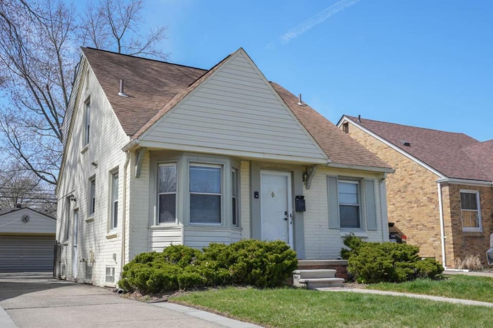 4 Bedroom 2 and a half bath that Sleeps 8 Near it all Ford Telegraph House in Dearborn Heights