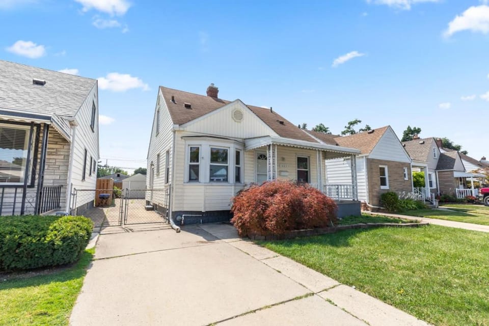 Cozy Home Fenced Yard Pets Welcome Great Location House in Lake Erie