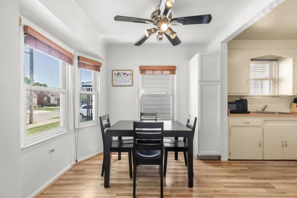 Cozy Home Fenced Yard Pets Welcome Great Location House in Lake Erie