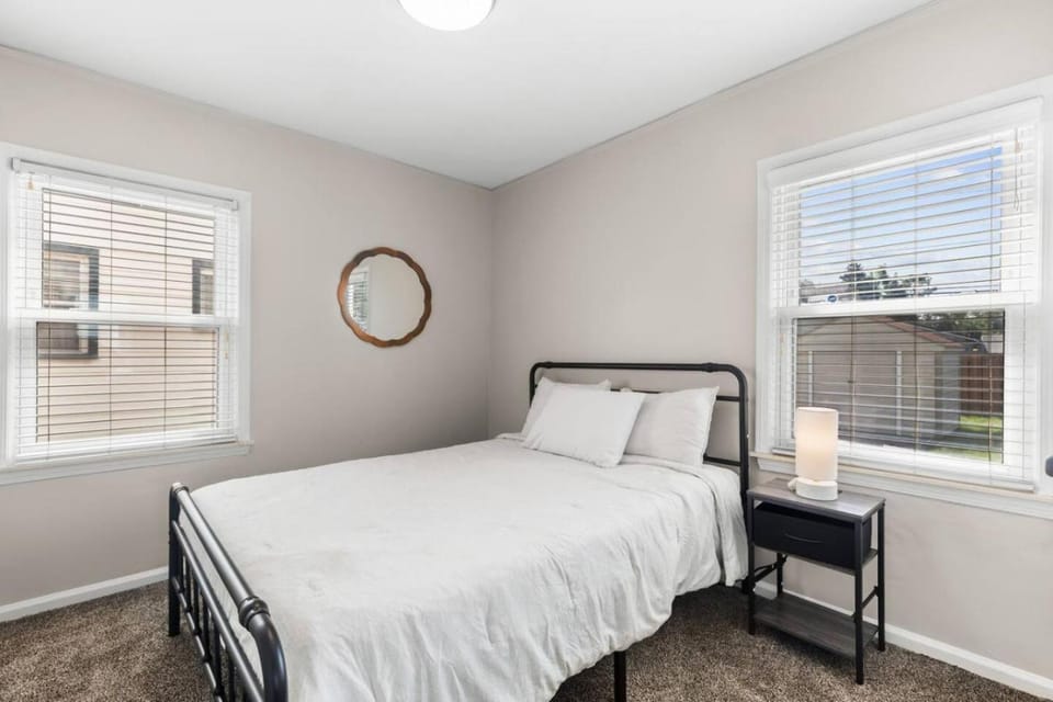 Cozy Home Fenced Yard Pets Welcome Great Location House in Lake Erie