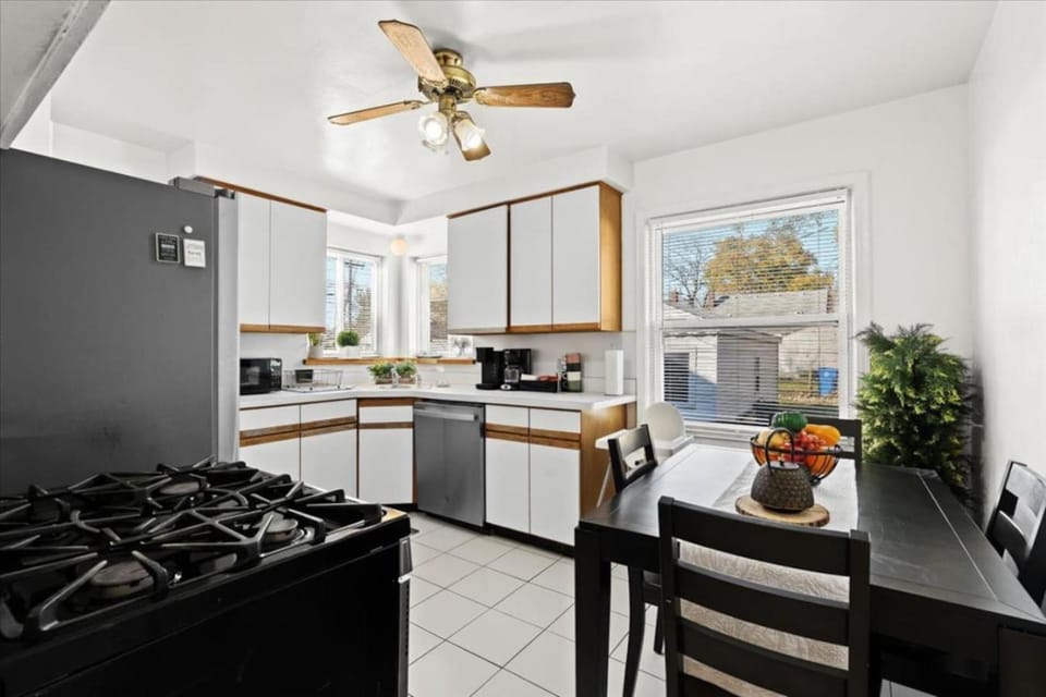 Cozy 4 Bedroom-Outdoor furniture- 2 bathrooms House in Inkster