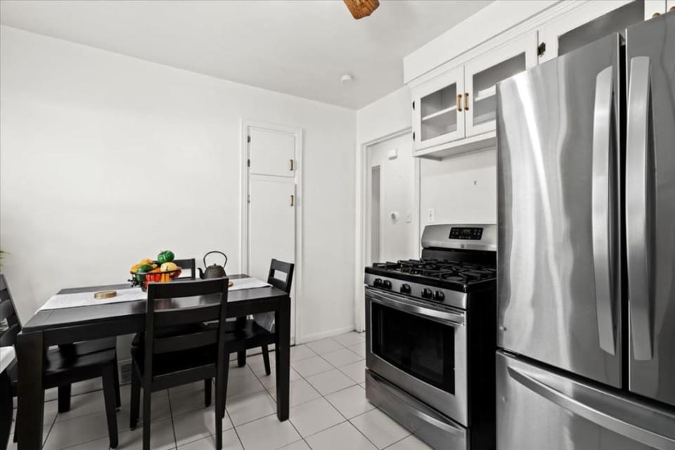 Cozy 4 Bedroom-Outdoor furniture- 2 bathrooms House in Inkster