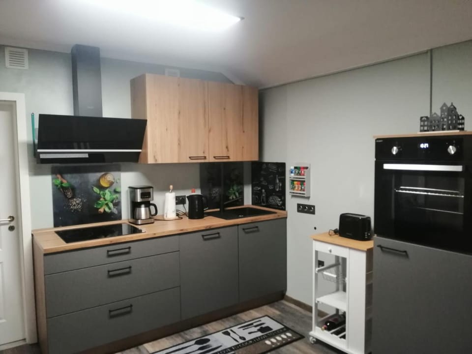 Coffee/tea facilities, Kitchen or kitchenette, dishwasher, oven, stove, toaster