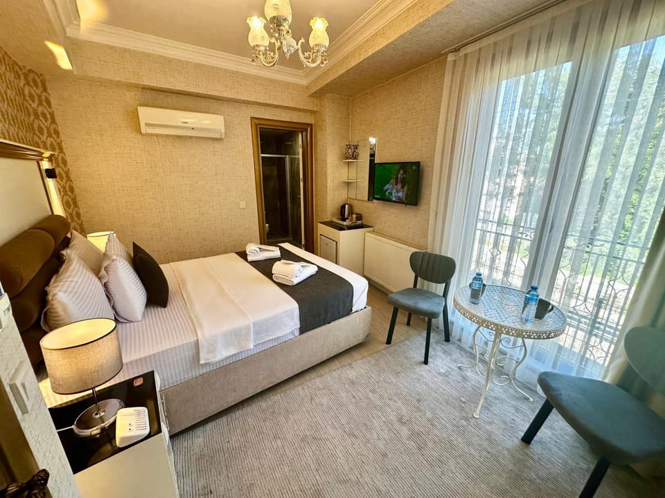 Bed, TV and multimedia, Seating area, Bedroom, air conditioner