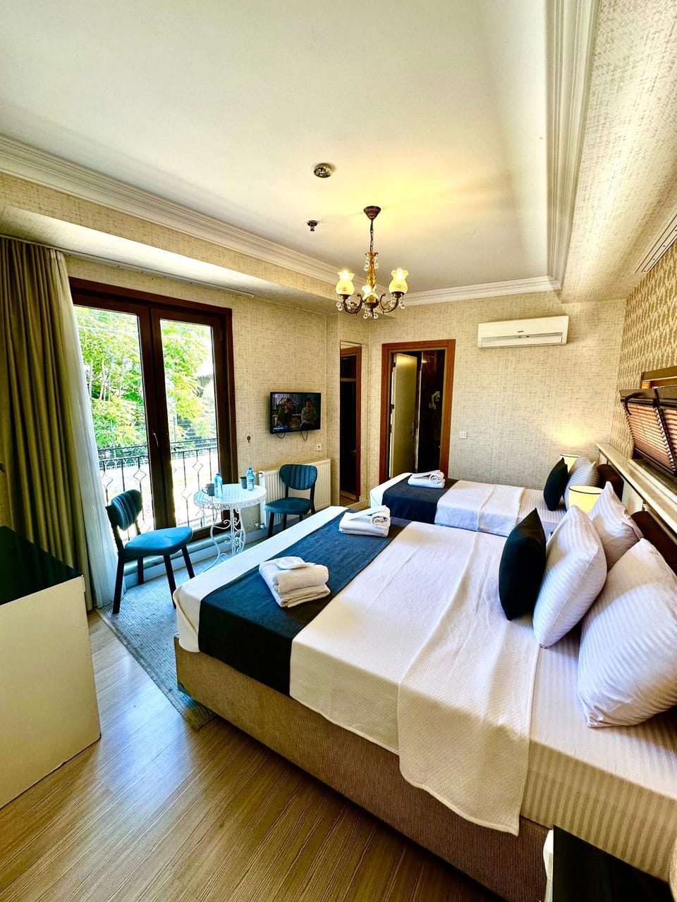 TV and multimedia, Photo of the whole room, Seating area, towels, air conditioner