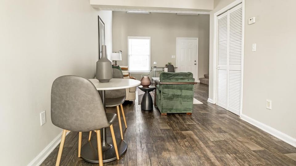 Landing at The Park at London - 1 Bedroom in Morrow Apartment in Forest Park