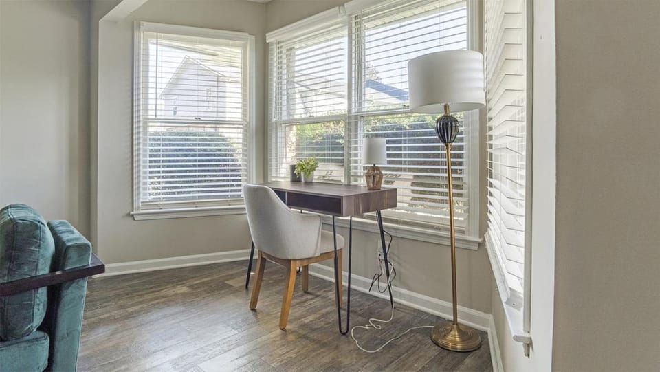 Landing at The Park at London - 2 Bedrooms in Morrow Apartment in Forest Park