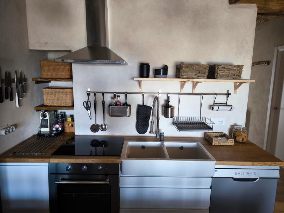 Kitchen or kitchenette, dishwasher, stove