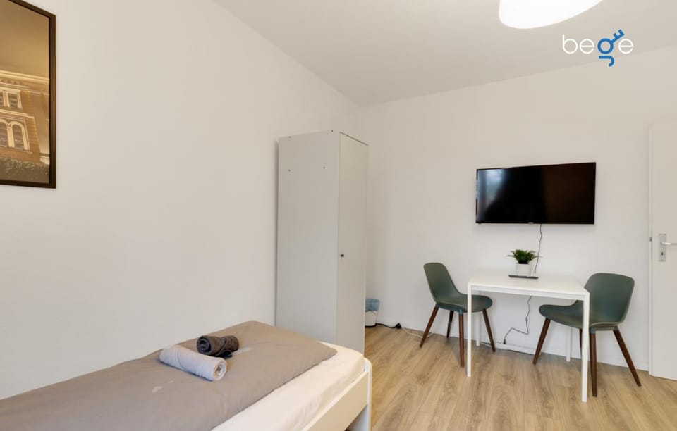 Bed, TV and multimedia, Bedroom