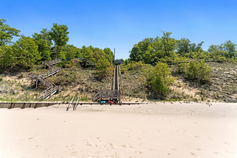 Experience luxury at Lakefront Villa House in Michigan