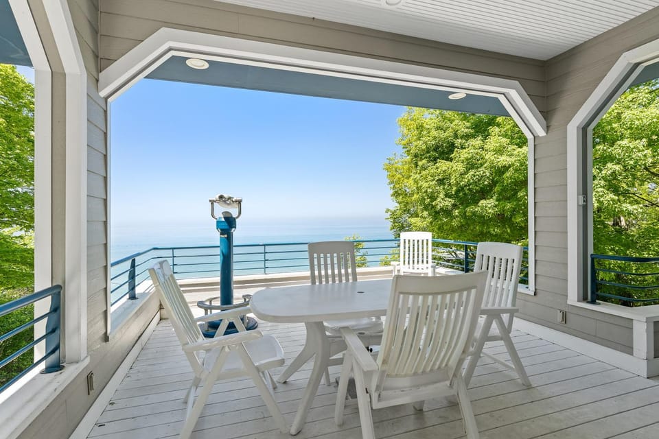 Experience luxury at Lakefront Villa House in Michigan
