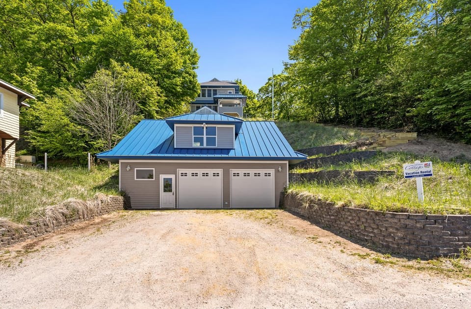 Experience luxury at Lakefront Villa House in Michigan