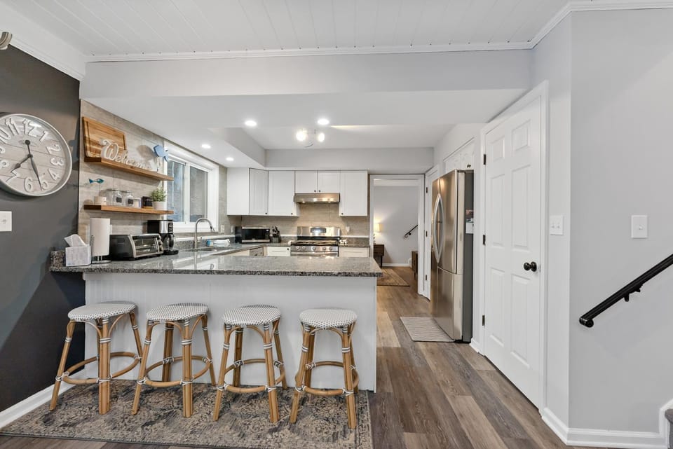 Hillside Cottage- Great Vacation Rental with Private Pool House in Grand Haven