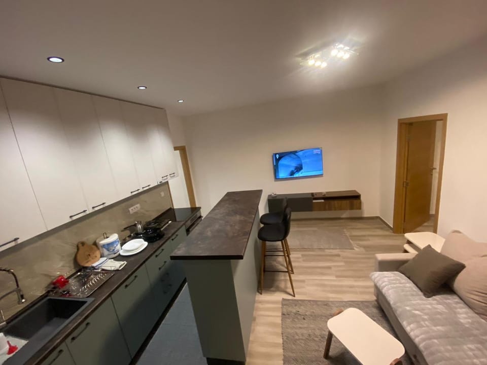 TV and multimedia, Kitchen or kitchenette, Living room, Seating area