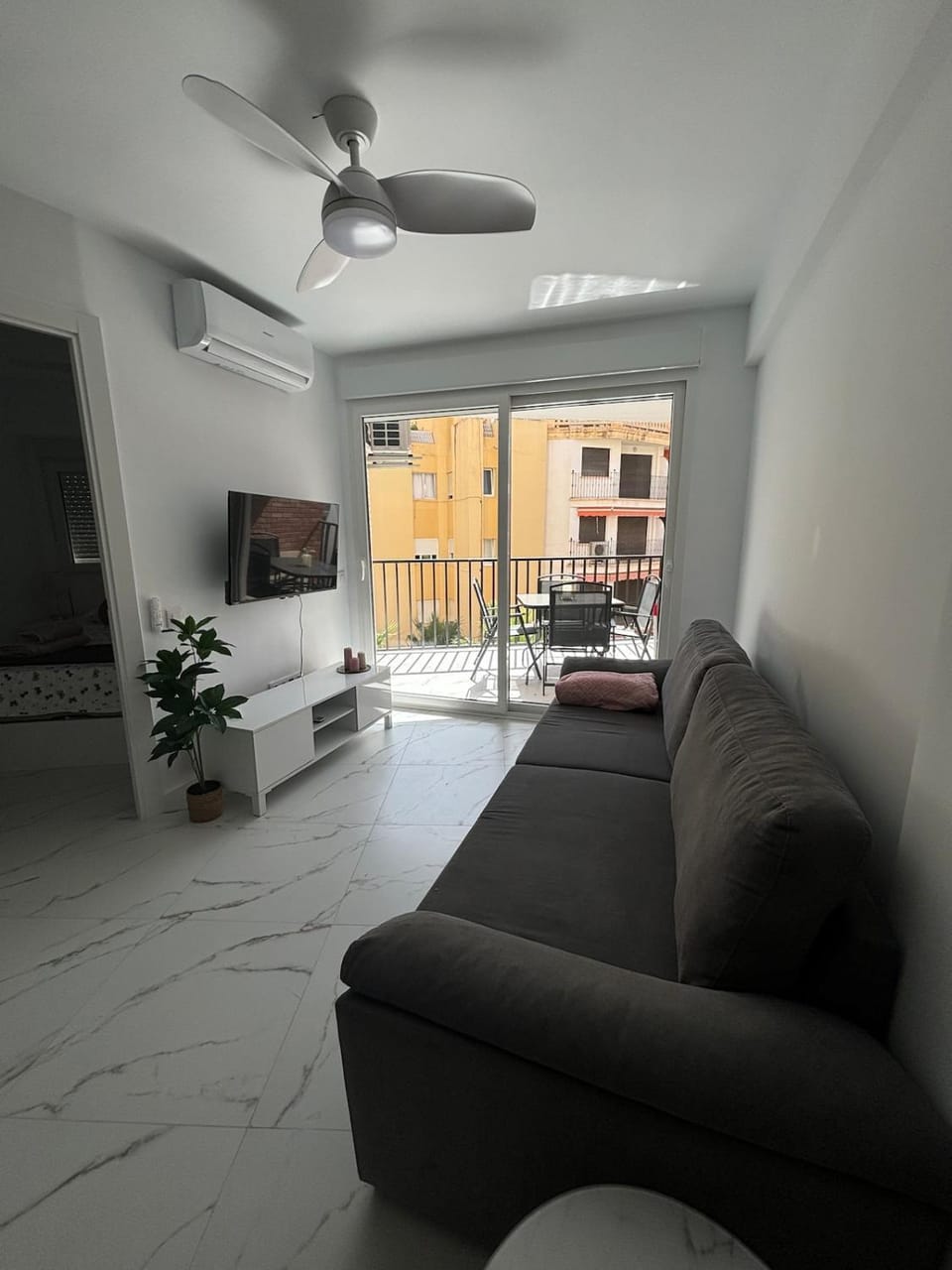 Communal lounge/ TV room, TV and multimedia, Living room, Seating area, Evening entertainment, air conditioner