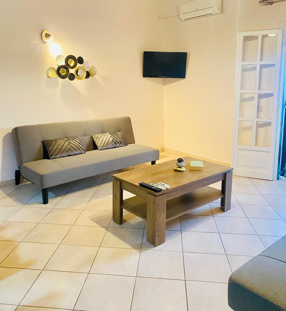 TV and multimedia, Living room, Seating area, air conditioner