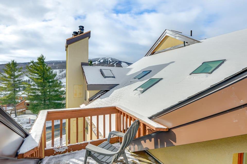 Walk to Mount Snow Resort: Unit w/ Pool & Hot Tubs House in Dover