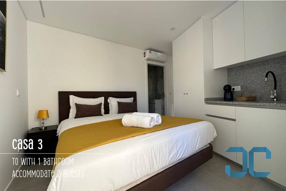 Bed, Kitchen or kitchenette, Photo of the whole room, towels, air conditioner
