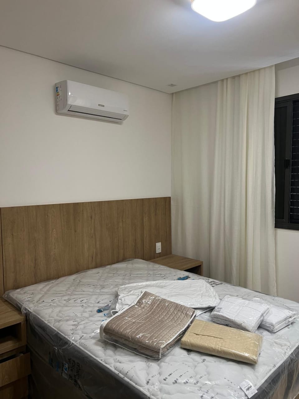 Bed, Bedroom, towels, air conditioner