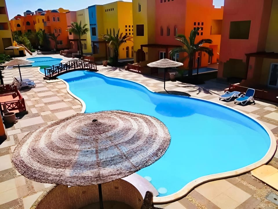 Property building, Day, Pool view, Swimming pool, sunbed