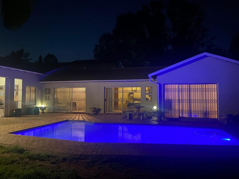 Spacious Living, Suitable for all Groups House in Sandton