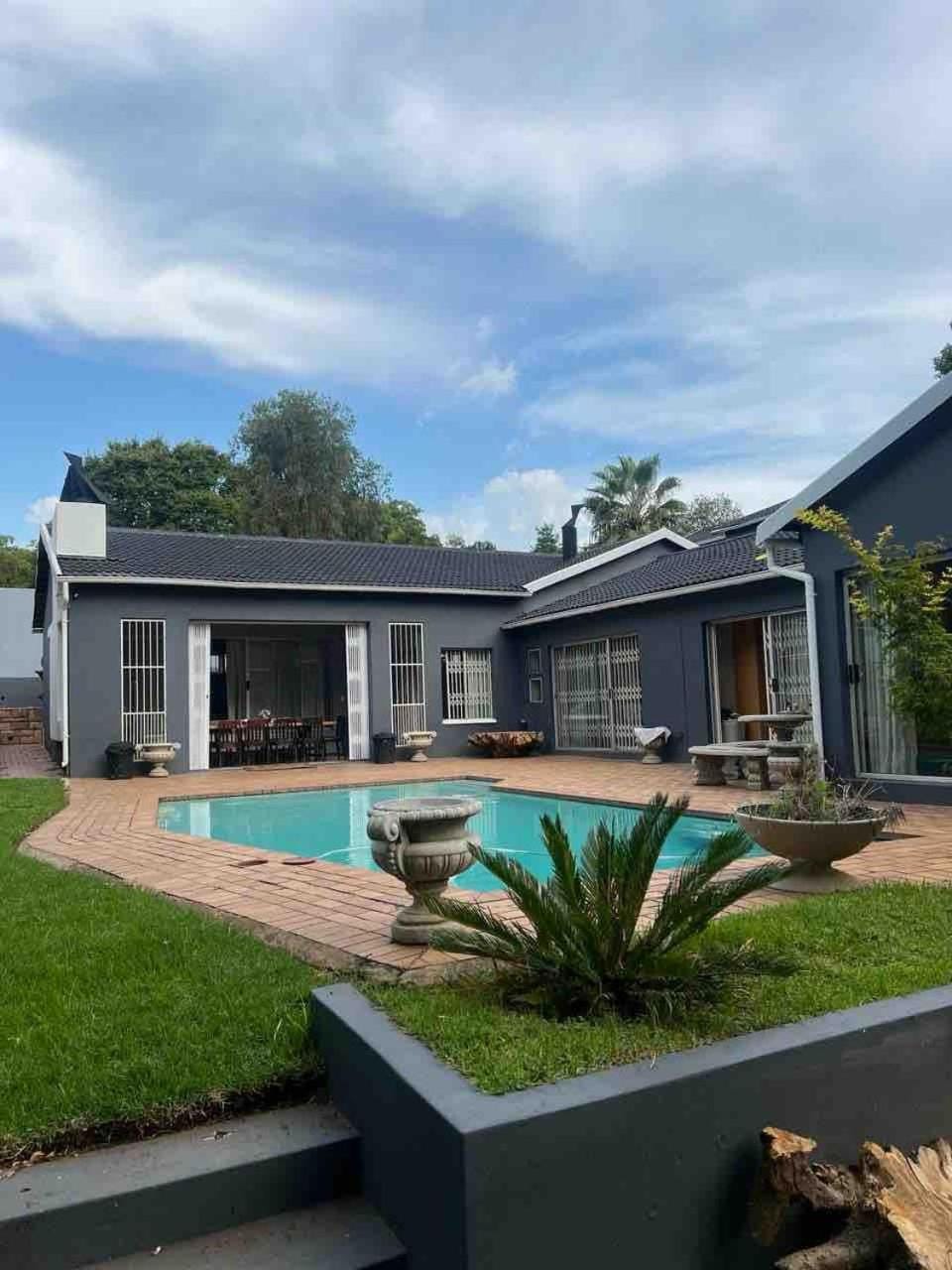 Spacious Living, Suitable for all Groups House in Sandton