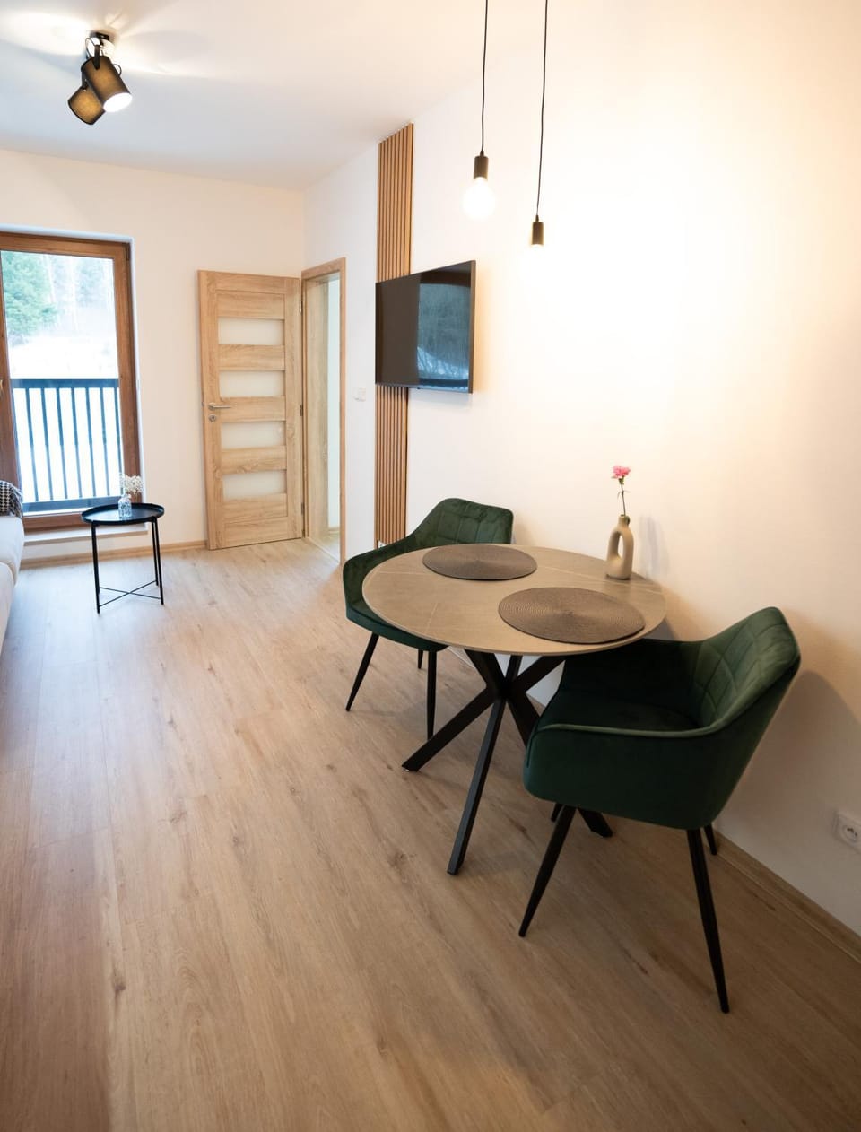 TV and multimedia, Living room, Seating area, Dining area