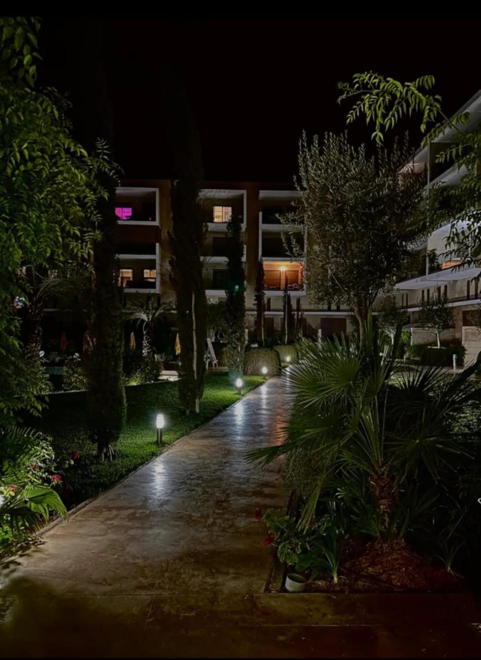 Bel appartement à Marrakech dans la résidence Pearl Garden avec piscine située sur la route de Casablanca Sa grande terrasse a une splendide vue sur la ville et les montagnes de l'Atlas A quelques minutes du centre ville et du grand Stade de Marrakech Apartment in Marrakesh