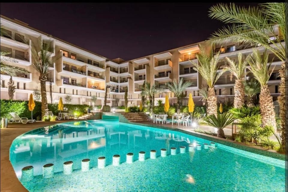 Bel appartement à Marrakech dans la résidence Pearl Garden avec piscine située sur la route de Casablanca Sa grande terrasse a une splendide vue sur la ville et les montagnes de l'Atlas A quelques minutes du centre ville et du grand Stade de Marrakech Apartment in Marrakesh