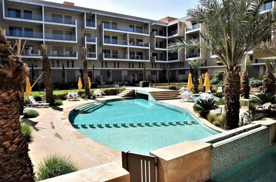 Bel appartement à Marrakech dans la résidence Pearl Garden avec piscine située sur la route de Casablanca Sa grande terrasse a une splendide vue sur la ville et les montagnes de l'Atlas A quelques minutes du centre ville et du grand Stade de Marrakech Apartment in Marrakesh