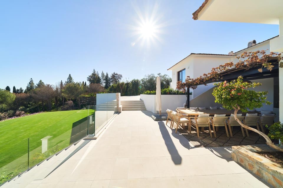 Iconic Exception Villa - Pool & Tennis Villa in Costa del Sol