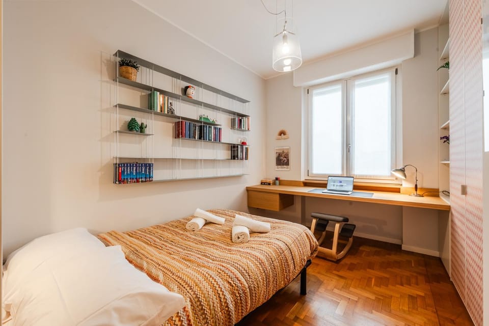 Bed, Library, Photo of the whole room, Bedroom, towels