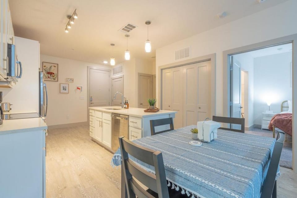 Trendy Riverwalk Retreat King Bed Free Parking Pool Gym Apartment in San Antonio