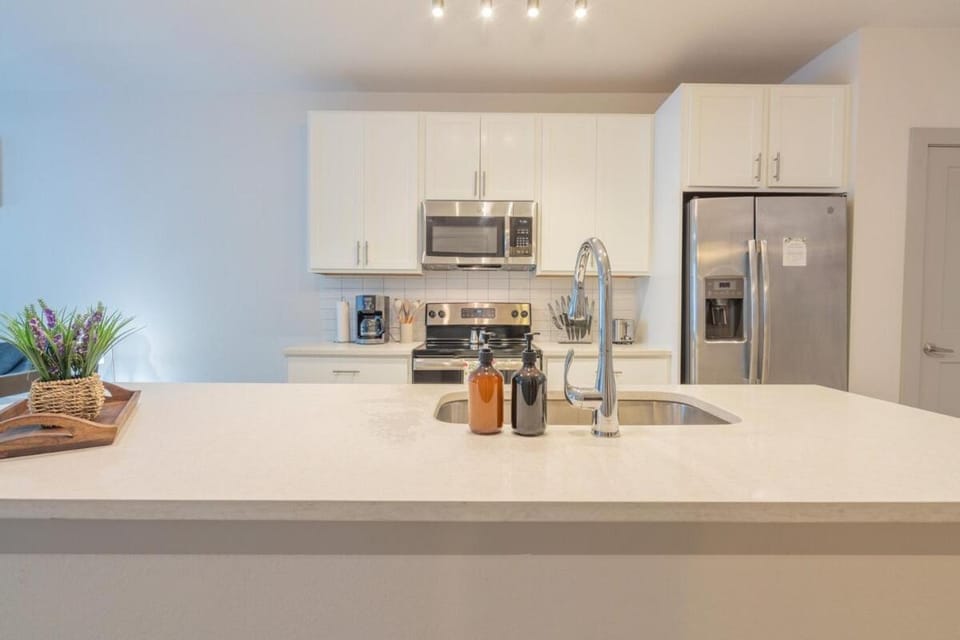 Trendy Riverwalk Retreat King Bed Free Parking Pool Gym Apartment in San Antonio