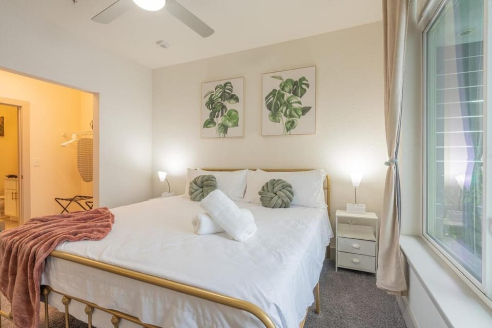 Trendy Riverwalk Retreat King Bed Free Parking Pool Gym Apartment in San Antonio