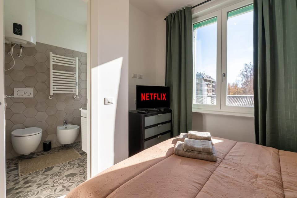 Bed, Bathroom, TV and multimedia, Photo of the whole room, Bedroom, towels