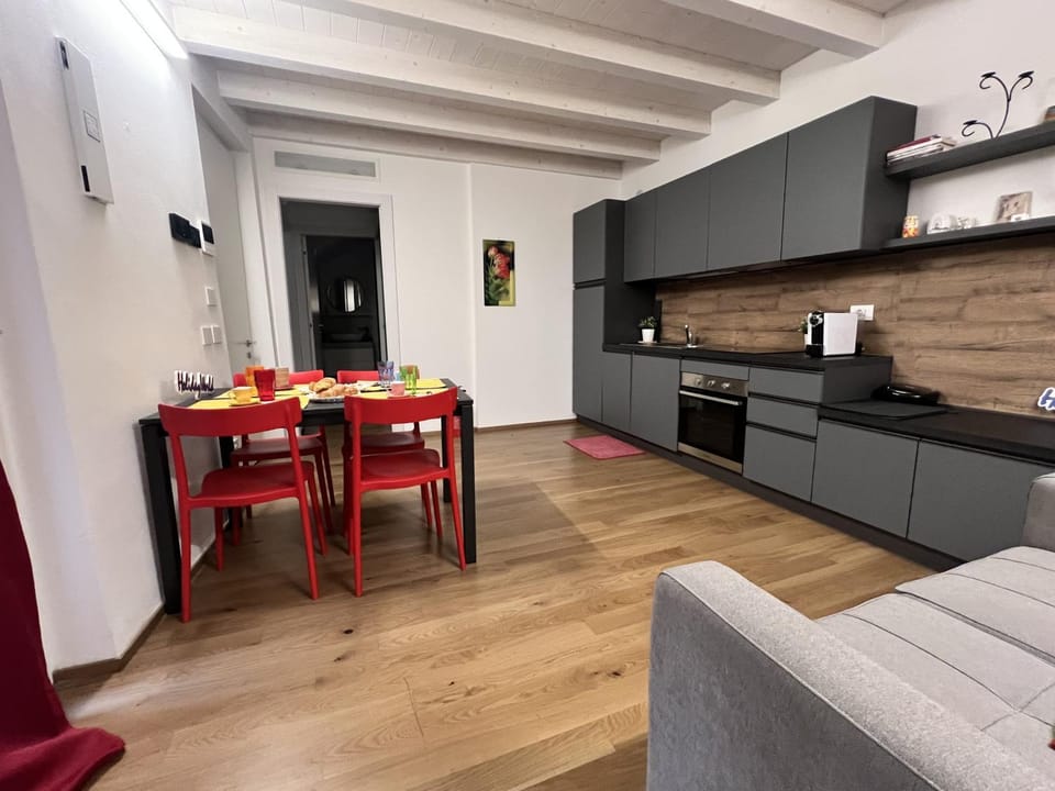 Kitchen or kitchenette, Living room, Seating area, Dining area, oven, stove