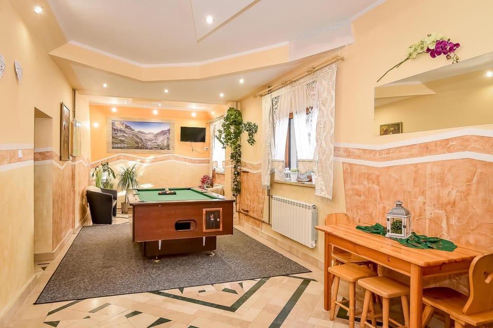 Billiard, Living room, Seating area
