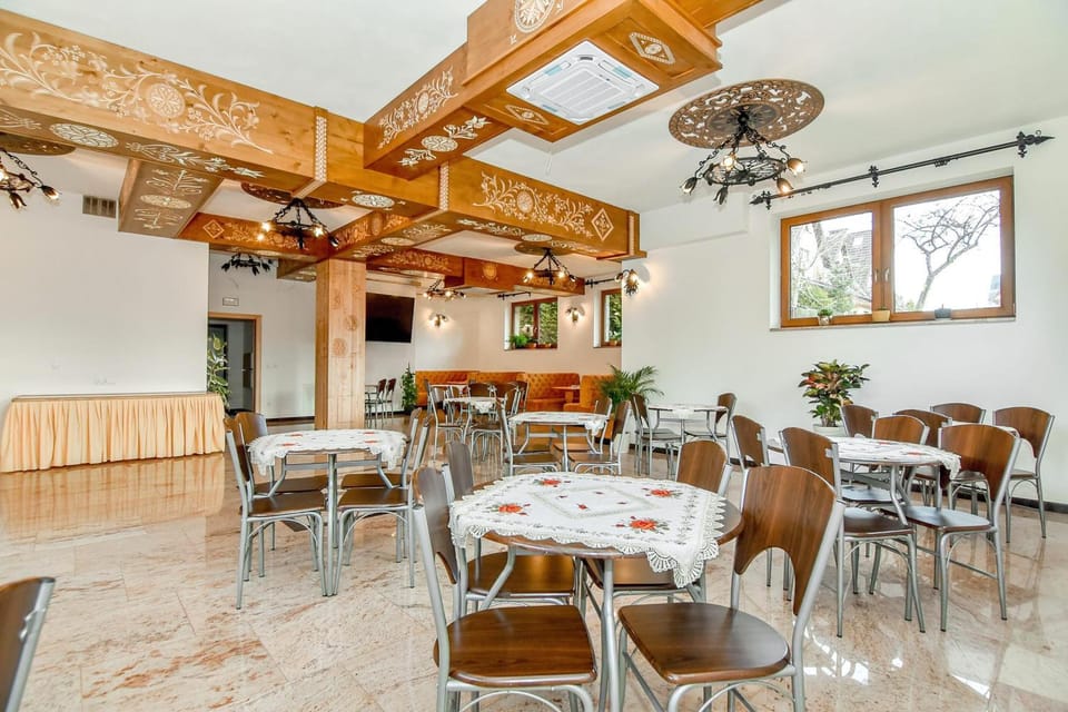 Restaurant/places to eat, Living room, Seating area, Dining area