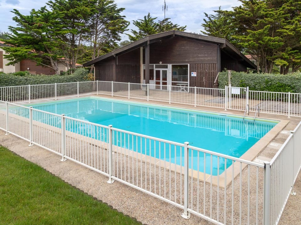 Villa Mitoyenne avec Jardin, Proche Plage à Seignosse, Piscine, Parking Privé et Wifi - FR-1-239-421 House in Seignosse