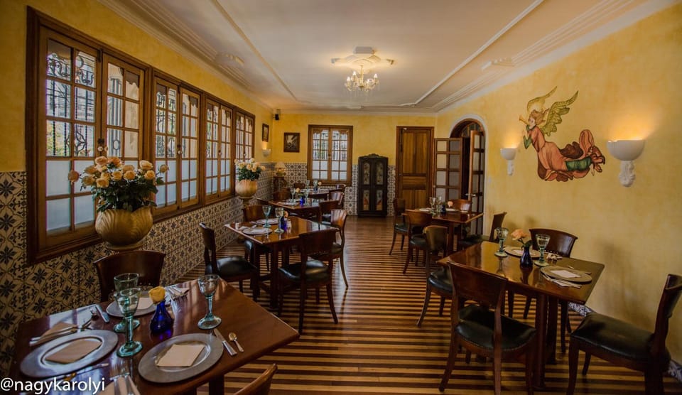 Restaurant/places to eat, Banquet/Function facilities, Drinks